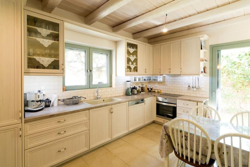 Delightful Seaside Villa 구베스 외부 사진